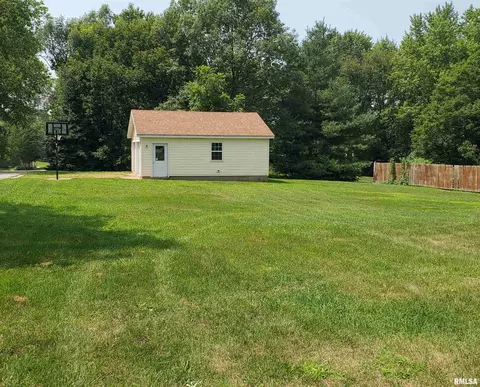 105 N Monroe St, Roanoke, IL 61561