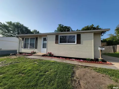3700 W Warwick Dr, Peoria, IL 61615