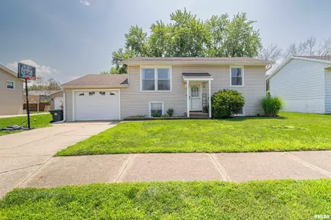 906 Eisenhower Dr, Pekin, IL 61554