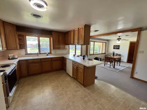 509 W Crestwood Dr, Eureka, IL 61530 photo 8