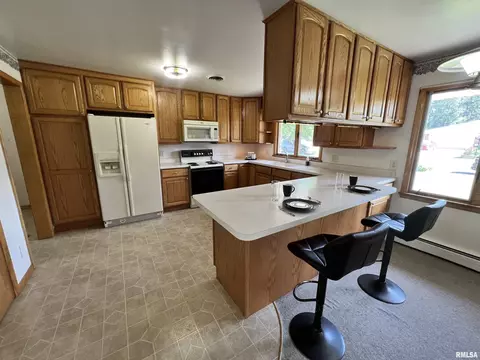 509 W Crestwood Dr, Eureka, IL 61530 photo 6