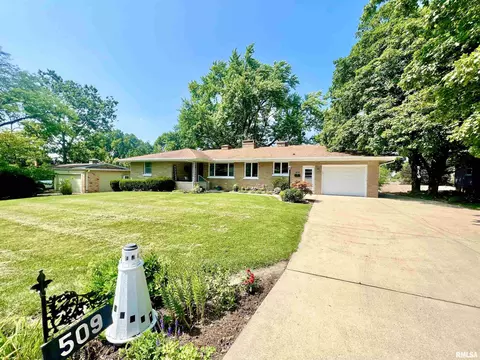 509 W Crestwood Dr, Eureka, IL 61530