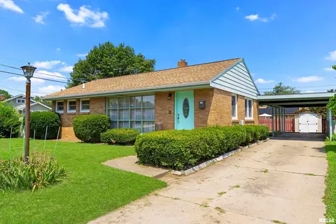 7 Richardson Ct, Pekin, IL 61554