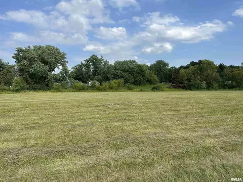 108 Apache Way, Groveland, IL 61535
