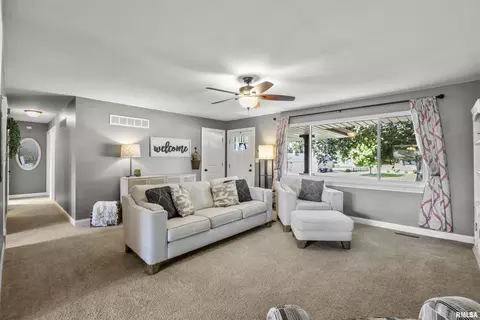 909 Hampton Rd, Washington, IL 61571 photo 3