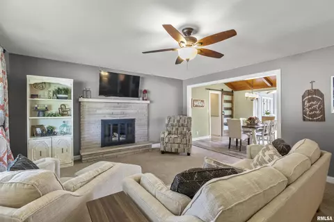 909 Hampton Rd, Washington, IL 61571 photo 2