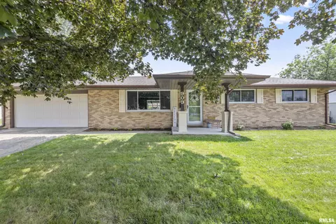 909 Hampton Rd, Washington, IL 61571