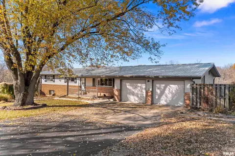 652 W Washington Ave, Lewistown, IL 61542