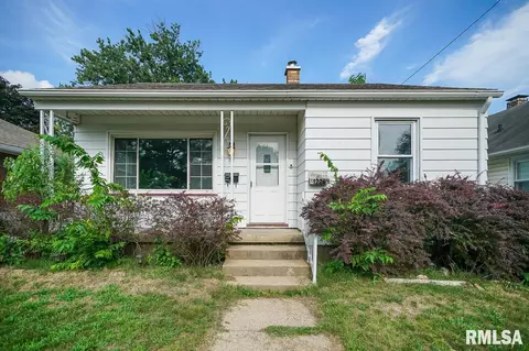 1224 S 6th St, Pekin, IL 61554