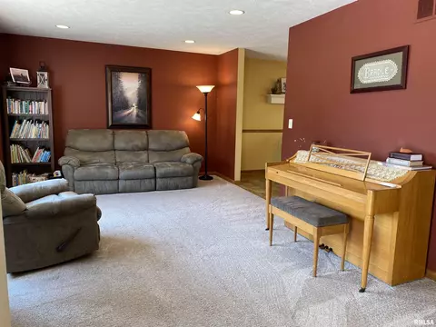 202 Elm Cir, Eureka, IL 61530 photo 8