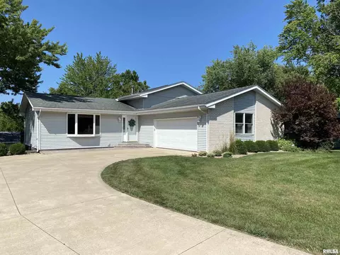 202 Elm Cir, Eureka, IL 61530
