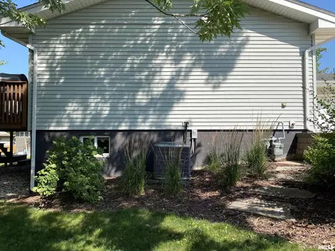 202 Elm Cir, Eureka, IL 61530 photo 3