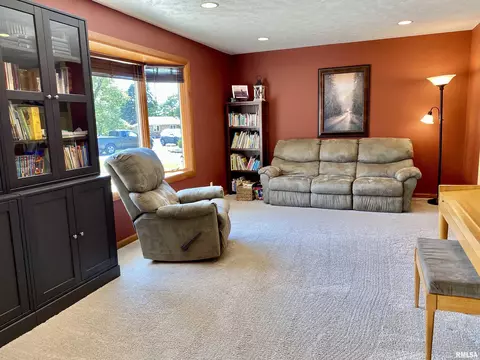 202 Elm Cir, Eureka, IL 61530 photo 9