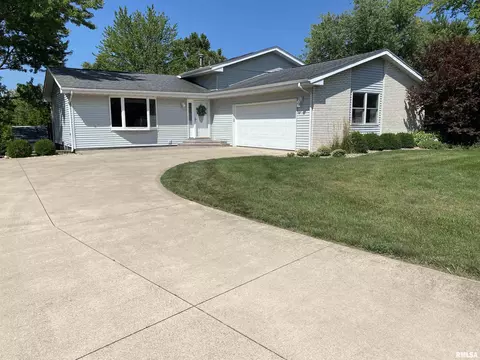 202 Elm Cir, Eureka, IL 61530 photo 2