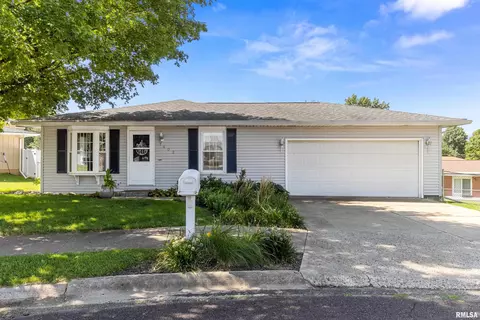 2402 Apple St, Pekin, IL 61554