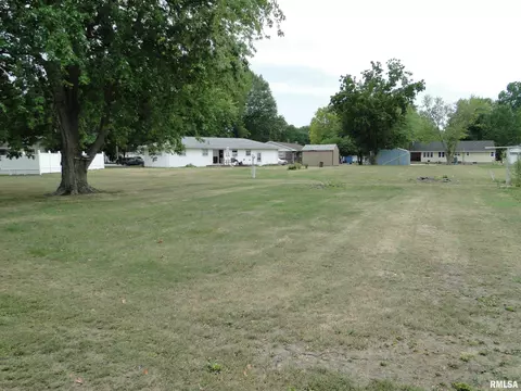 305 Maple St, Augusta, IL 62311 photo 3
