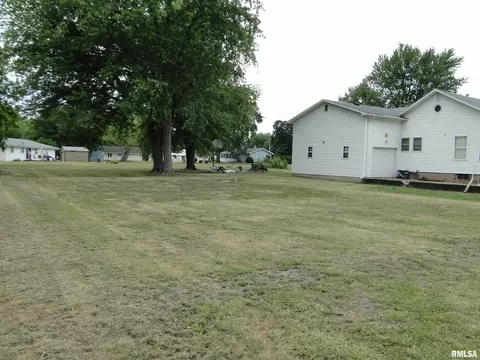 305 Maple St, Augusta, IL 62311 photo 4
