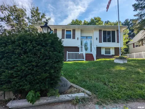 1814 Columbus Dr, Pekin, IL 61554