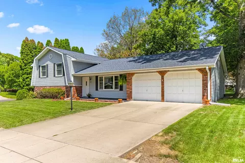 937 W Deerbrook Dr, Peoria, IL 61615
