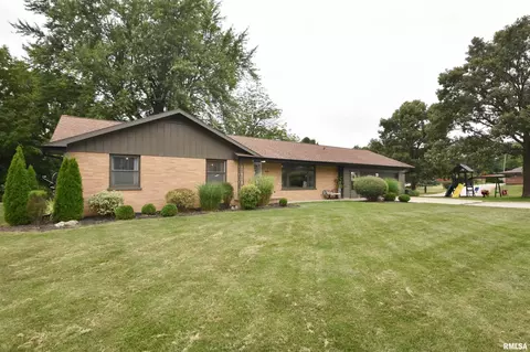 818 N Main St, Eureka, IL 61530
