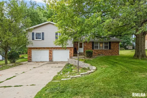 205 Oakwood Dr, Washington, IL 61571