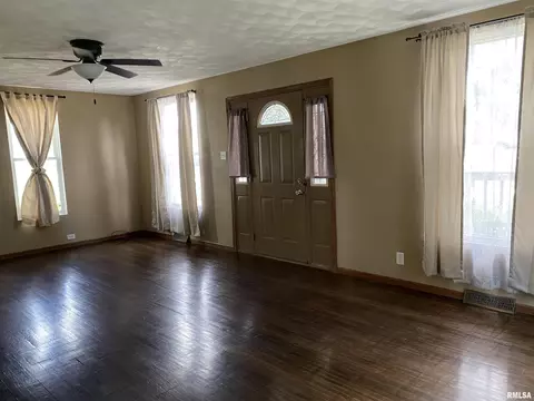 716 E Locust St, Canton, IL 61520 photo 7