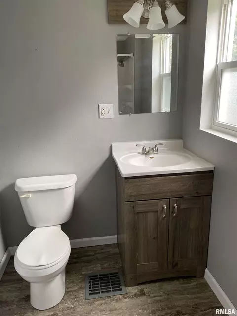 716 E Locust St, Canton, IL 61520 photo 36