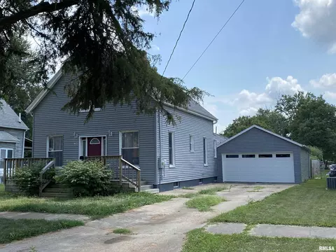 716 E Locust St, Canton, IL 61520 photo 2