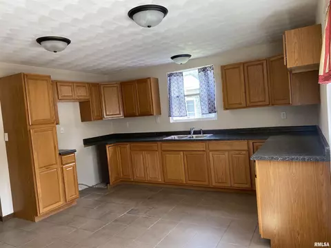 716 E Locust St, Canton, IL 61520 photo 16