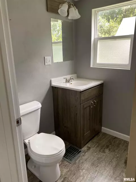 716 E Locust St, Canton, IL 61520 photo 35