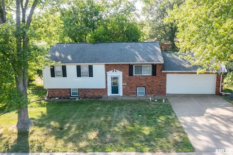 1813 Valencia Pl, Pekin, IL 61554