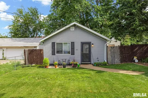 555 Dempsey St, Creve Coeur, IL 61610