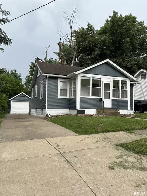 1120 W Hanssler Pl, Peoria, IL 61604