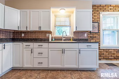 409 Monroe St, Washington, IL 61571 photo 3