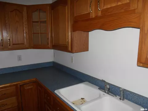909 Memorial St, Macomb, IL 61455 photo 4