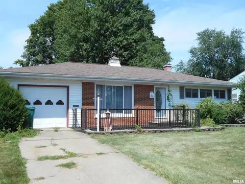 909 Memorial St, Macomb, IL 61455 photo 2