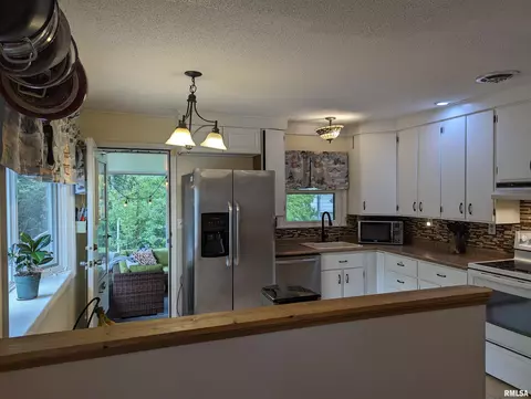 813 Orchard Dr, Macomb, IL 61455 photo 9