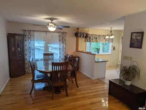 813 Orchard Dr, Macomb, IL 61455 photo 4