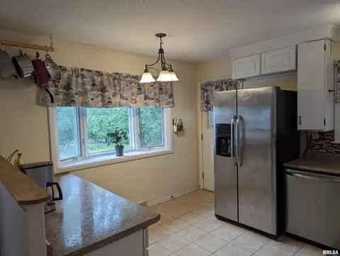 813 Orchard Dr, Macomb, IL 61455 photo 8
