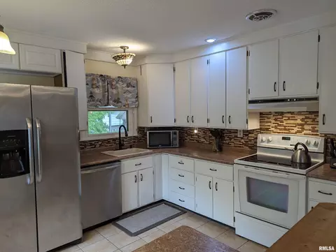 813 Orchard Dr, Macomb, IL 61455 photo 7