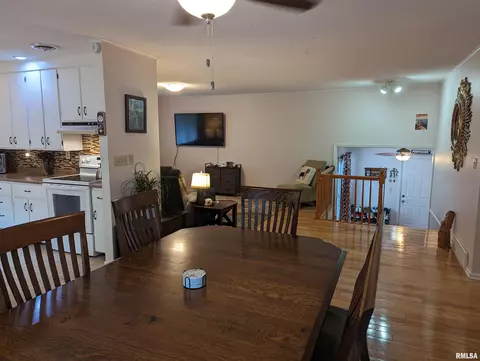 813 Orchard Dr, Macomb, IL 61455 photo 5