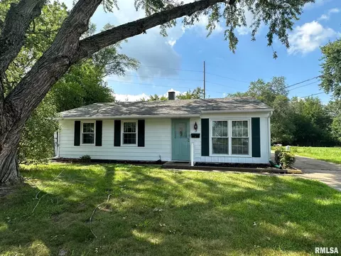 9 Windsor Ct, Pekin, IL 61554