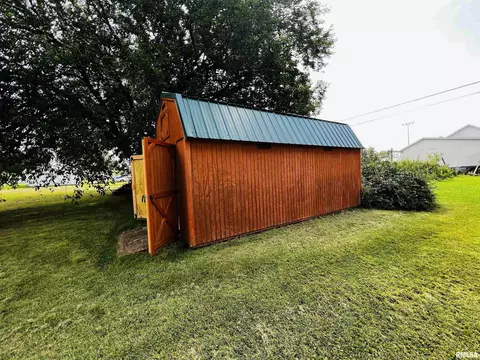 1329 E Wheeler St, Macomb, IL 61455 photo 9