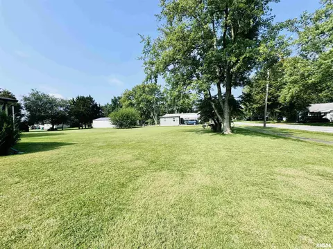 1329 E Wheeler St, Macomb, IL 61455 photo 8