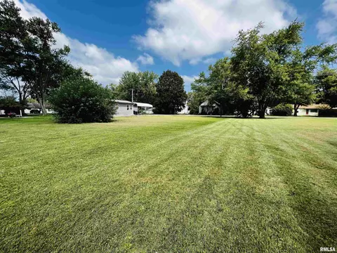 1329 E Wheeler St, Macomb, IL 61455 photo 4