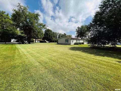 1329 E Wheeler St, Macomb, IL 61455 photo 2