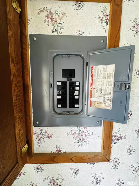 1329 E Wheeler St, Macomb, IL 61455 photo 5