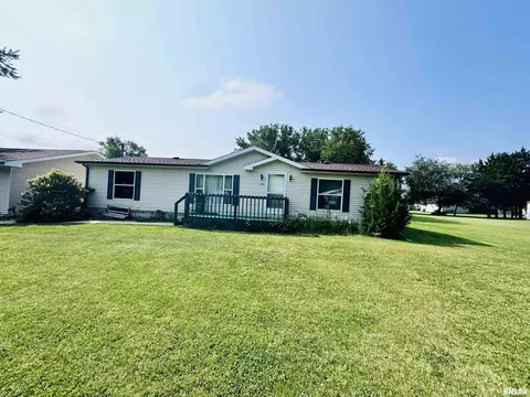 1329 E Wheeler St, Macomb, IL 61455