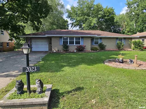 2023 Willow St, Pekin, IL 61554