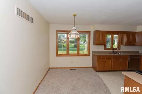 604 W Burton Ave, Eureka, IL 61530 photo 12